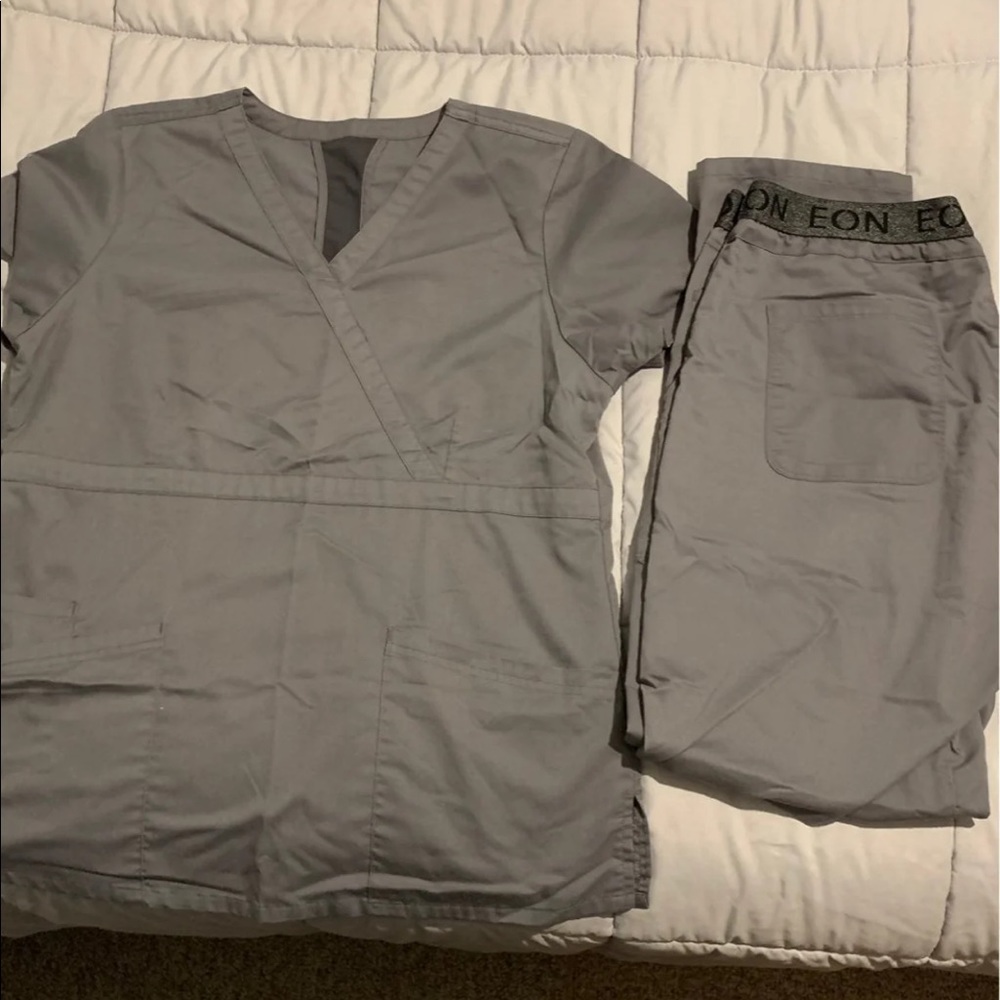 EON Maevn scrubs gray med top lrg bottom
